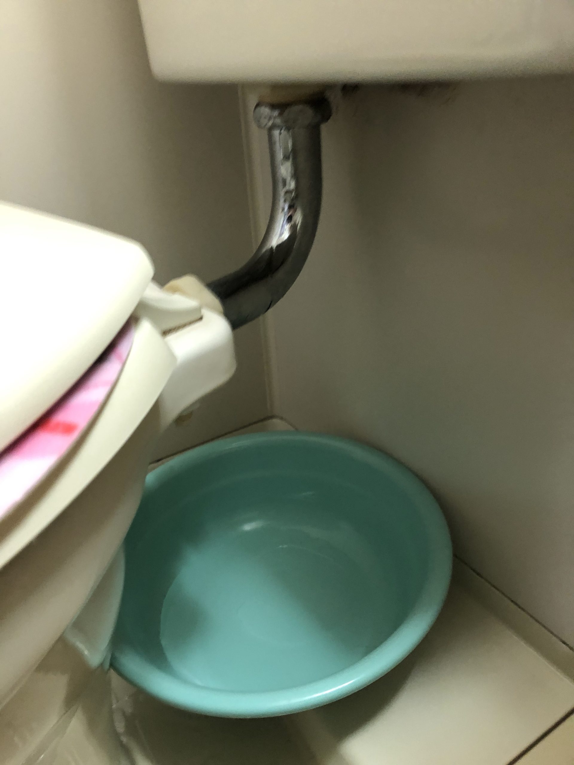 トイレのタンク下の水漏れ 京都市南区 水もれドルフィン