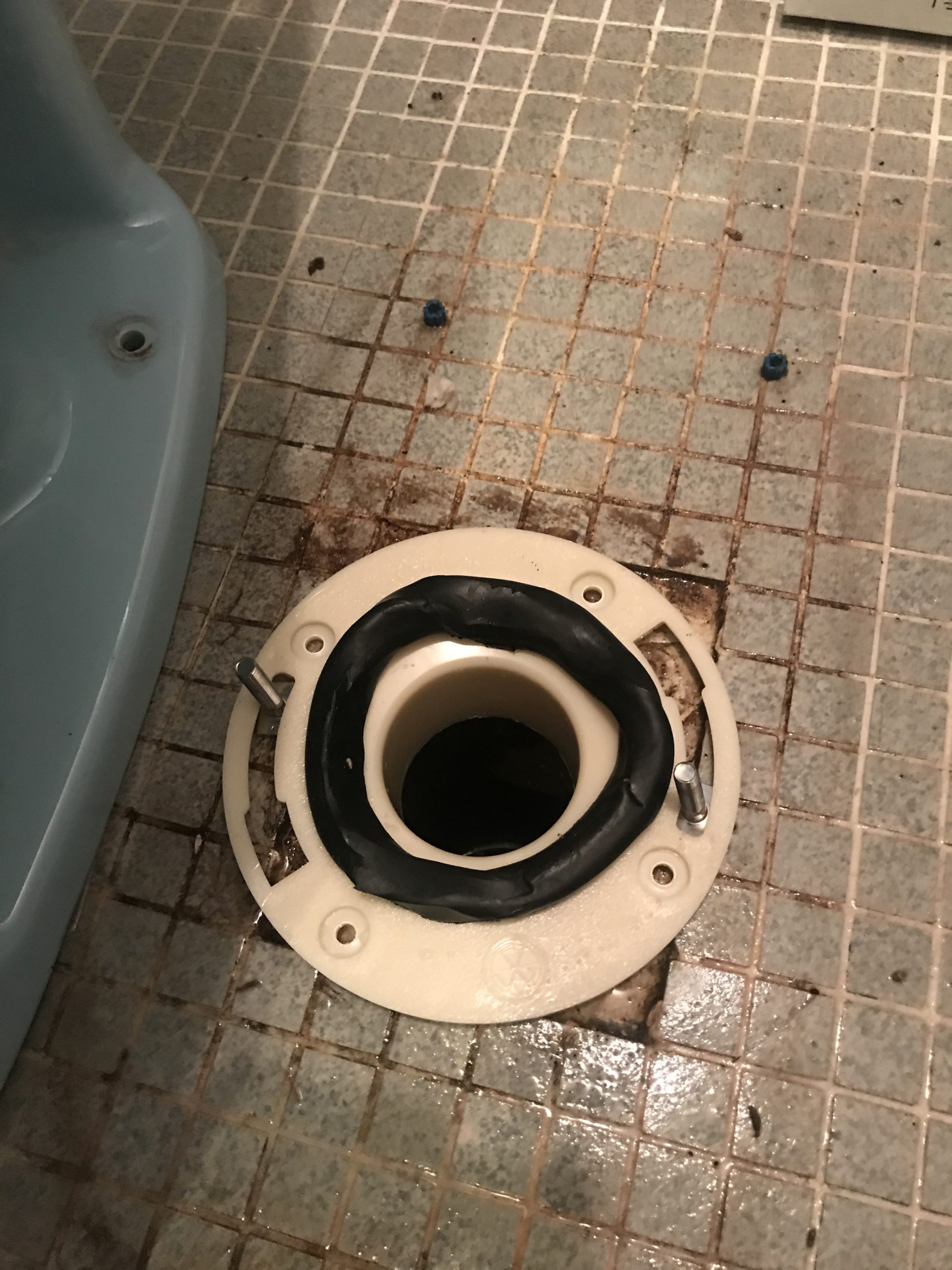トイレの床の水漏れ 京都市中京区 水もれドルフィン