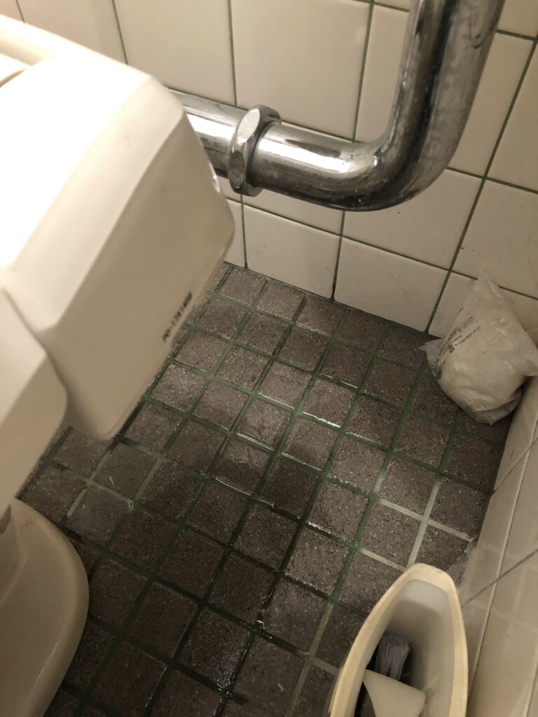 トイレ水漏れ 床が濡れている 京都市 北区 水もれドルフィン